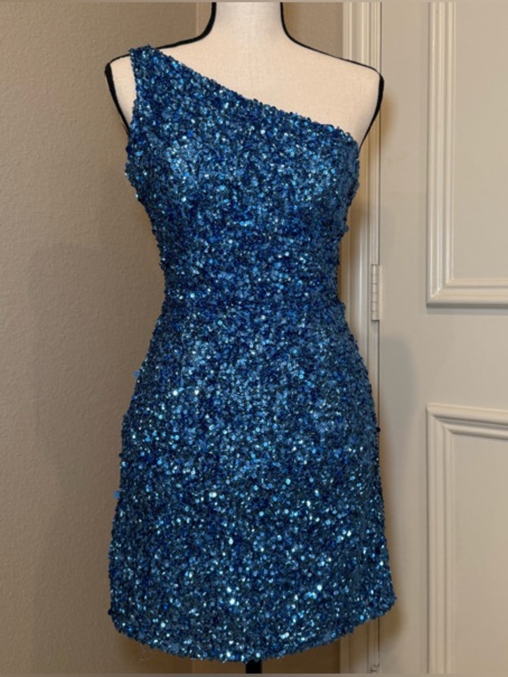One-Shoulder Blue Sequin Cocktail Dress
Blue- 00
Sherri Hill ($350)
Worn once